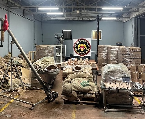 Sağlıksız koşullarda üretilerek ‘ünlü kahve markası’nın adıyla piyasaya sürülecek kahvelere el koyuldu!