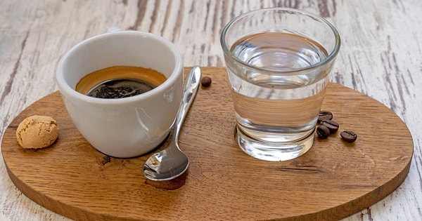 2. Bir yudum kahve, bir yudum su ritüeli...