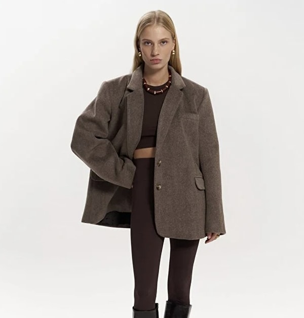 Bol kesim blazer ceketler bu sezon kapsül gardıropların yıldız parçaları arasında.