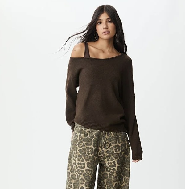 Kahverengi bir kazak, farklı stillere kolayca uyum sağlayan ve şıklığı zahmetsizce tamamlayan güçlü bir temel parça.