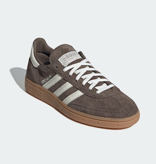 Süet spor ayakkabılar, son yıllarda popülerliğini koruyan ve modası kolay kolay geçmeyen parçalar arasında yer alıyor.