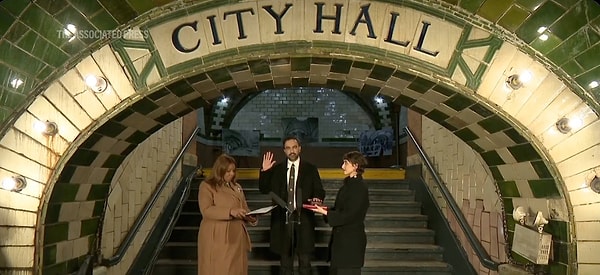 ABD’nin New York kentinde belediye başkanlığını kazanan Zohran Mamdani için yeni yılın ilk saatlerinde tören düzenlendi.