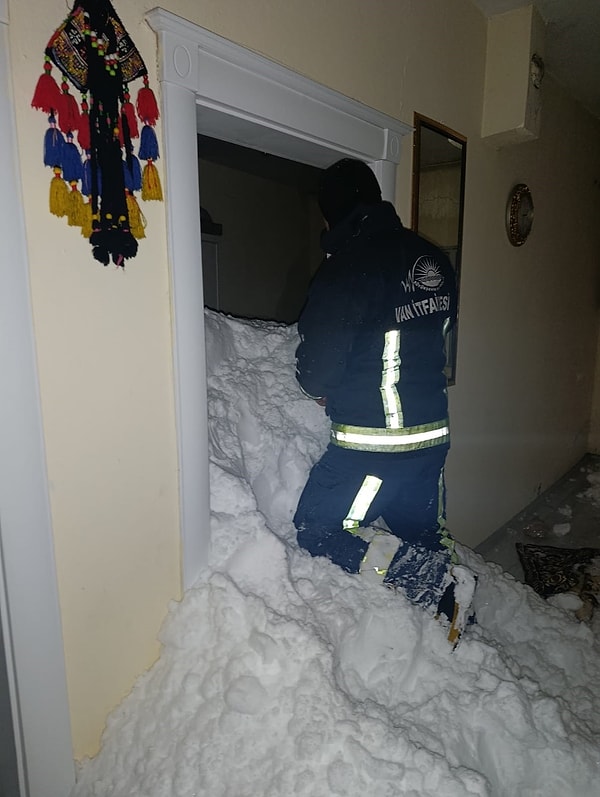 Türkiye’de etkili olan yoğun kar yağışı nedeniyle Artvin’den sonra Van’da da çığ felaketi yaşandı.