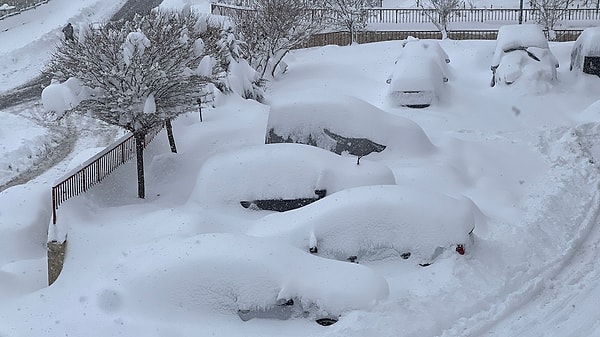 Hakkari’de araçlar karın altında kaldı