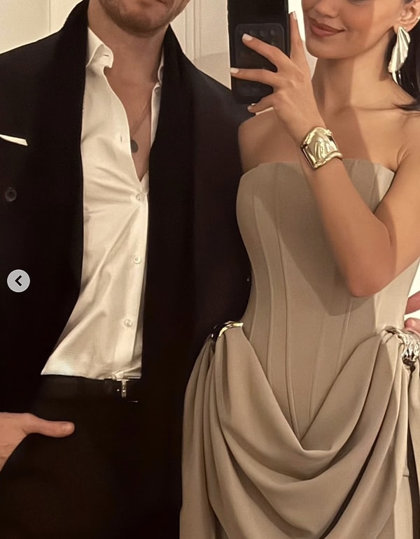 Çifti ne zaman yan yana görürüz diye beklerken Yağcıoğlu kısa bir süre sonra Bürsin ile ayna karşısında bir fotoğraf paylaştı.