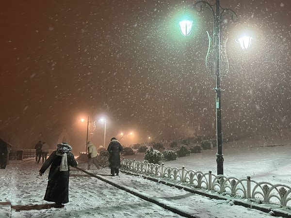 İstanbul'un yüksek kesimleri 2026'ya kar yağışıyla girdi.