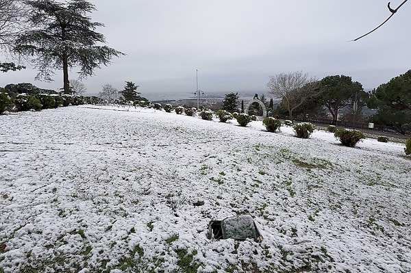 İstanbul’da etkili olan soğuk havayla birlikte pek çok noktada kar yağdı.