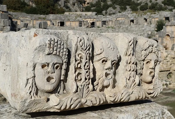 "Bölgenin en büyük tiyatrosu ve saf Roma tiyatrosu özellikleri taşıyor."