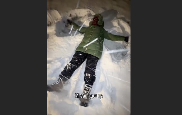 Çocukluğuna döndü.