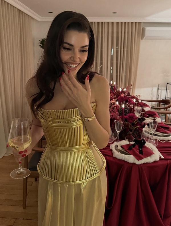 Hande Erçel, 31 Aralık gecesinde yılbaşını evinde, ailesi ve arkadaşlarıyla geçirmeyi tercih edenlerden oldu.