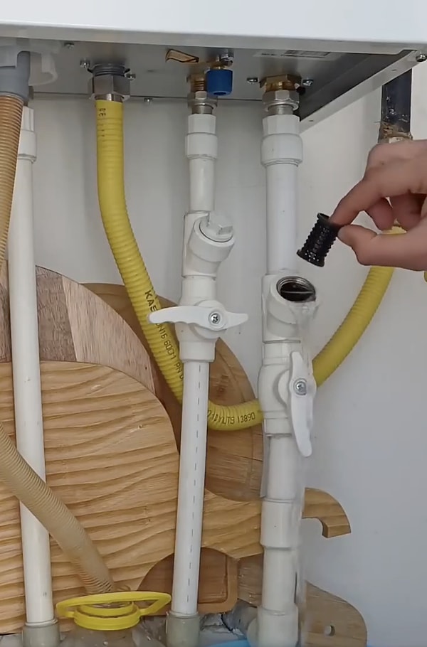 Borunun içindeki filtreyi çıkartıp temizlemek gerekiyor. Ardından borudaki kirli su da temizleniyor.