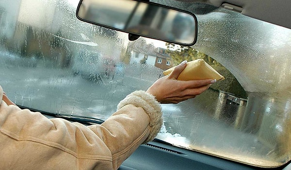 The nightmare of drivers: windows fogging up on winter mornings...