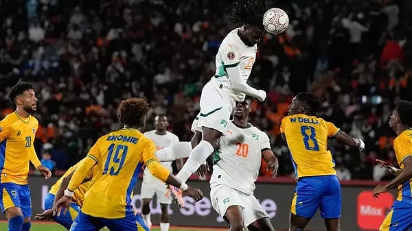 Mario Lemina da Gabon forması giyiyor.