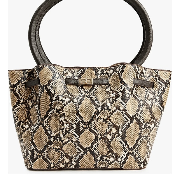 Hayvan desenli çantaların yükselişinde, Yılan Derisi Desenli Tote Çanta ilk bakışta fark yaratan parçalardan biri.