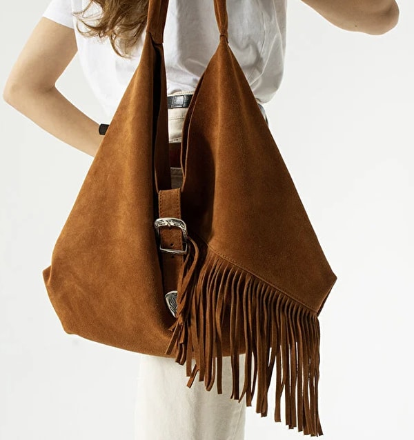 Son zamanlarda sıkça karşımıza çıkan püsküllü el çantaları, büyük bir trendin habercisi gibi görünüyor.