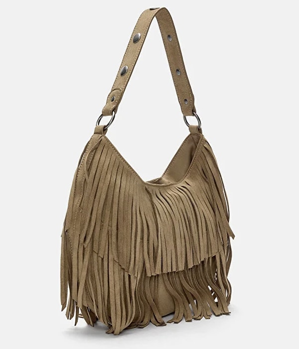 Pull & Bear Püsküllü omuz çantası bohem şıklığıyla dolabınızın favorisi olacak!