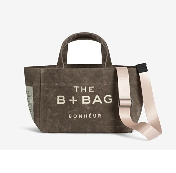 Büyük ve geniş çantaların hem kullanım kolaylığı hem de şıklığı tartışılmaz.