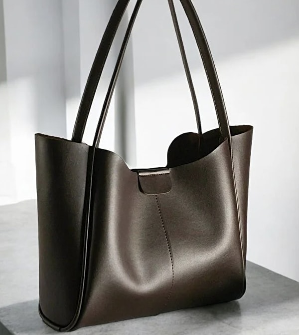 Zamansız rengi ve pratik kullanımıyla her kombine kolayca uyum sağlayan kurtarıcı bir parça.