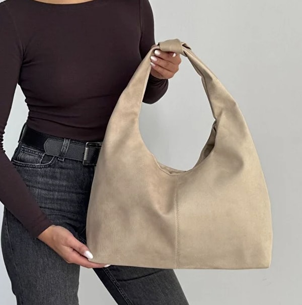 Süet el çantalarında kahve ve krem tonları, bu sezonun en çok öne çıkan yıldız renkleri arasında!