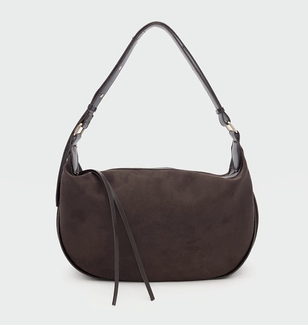 Shule Bags Poppin Süet Omuz Çantası, yumuşak süet dokusu ve sıcak kahve tonu sayesinde spor kombinlerde rahatlıkla kullanabileceğiniz şık bir parça.