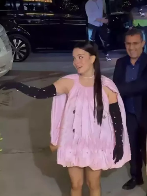 O gece giydiği kıyafetle eleştirilen Aslı Bekiroğlu, sosyal medya kullanıcılarına sert çıkmış, bir rahatsızlığı olduğunu dile getirmişti.