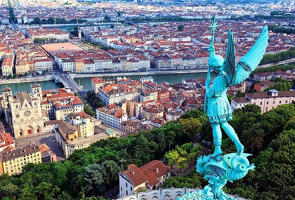 Fransa’nın güneydoğusunda, Auvergne-Rhone-Alpes bölgesinde yer alan Lyon, gastronomi tutkunları için bir cennet.