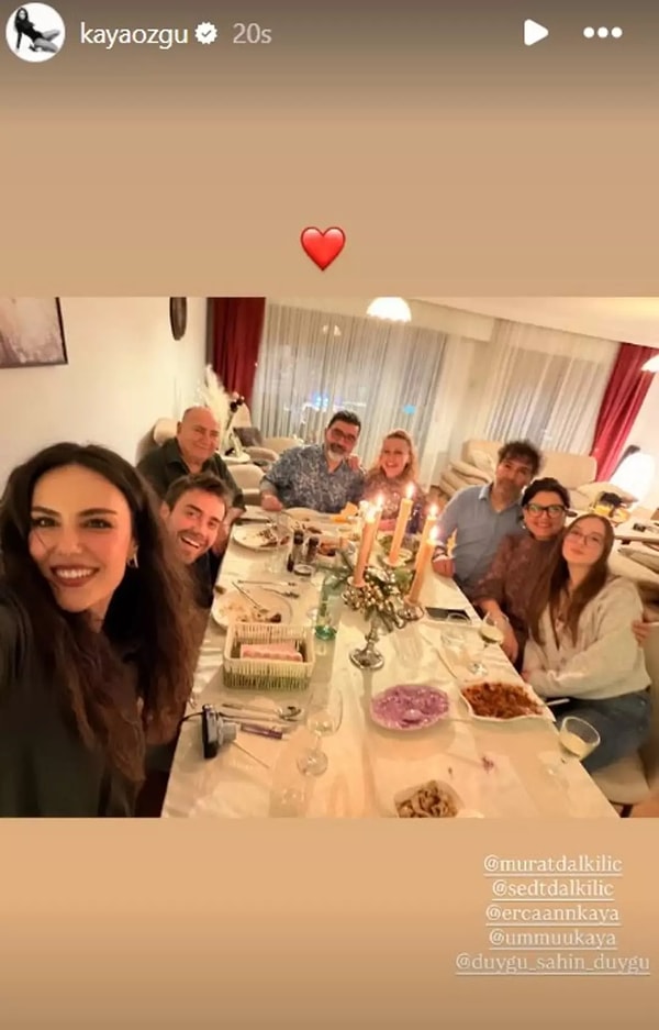 Çift, 2026’ya aileleriyle birlikte girerek ilişkilerinde önemli bir adım attı.