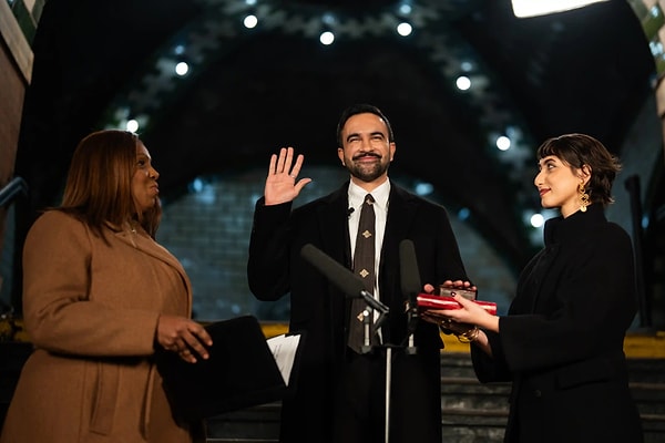 Önceki belediye başkanının İsrail lehine aldığı kararları iptal etti.