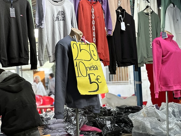 Yeni yılın ilk pazarına akın edildi. Esnaf hem leva hem euroyla alışveriş yapıldığını anlattı.