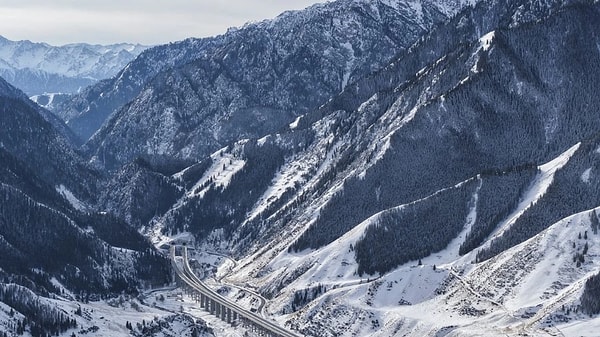 324,7 kilometrelik otoyol hattı, Urumçi ile Yuli arasında doğrudan bağlantı sağlıyor