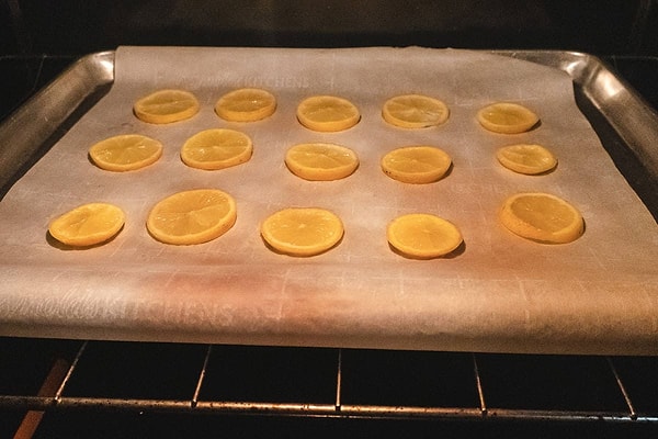 Fırın, pişirme sonrası yağ zerreciklerini ve nemi içine çeken kapalı alan görevi görüyor