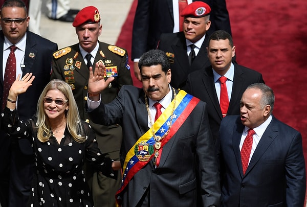 Maduro ve eşi bugün yapılan operasyonla ABD güçlerince alıkonuldu.