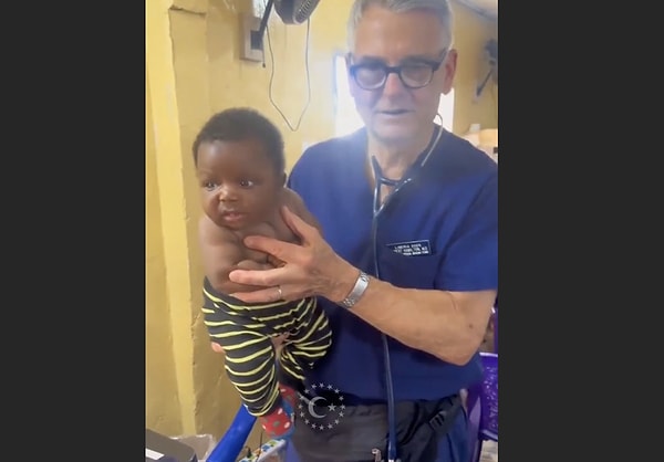 Peki bu doktor bebeği susturmak için tam olarak ne yapıyor?