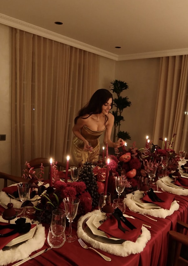 Tartışmalı oyunculuğu, reklam anlaşmaları ve özel hayatıyla magazin dünyasının en çok konuşulan isimlerinden biri olan Hande Erçel, yaklaşık üç yıl süren Hakan Sabancı ilişkisini geçtiğimiz yaz noktalamıştı.