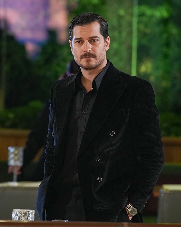 Eşref Rüya'yla ana akıma müthiş bir dönüş yapan Çağatay Ulusoy, yine ve yeniden son zamanların en popüler isimlerinden biri.