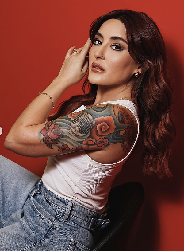 Boşanmanın ardından kariyerine odaklanan Melek Mosso, bu kez ilişkiler konusundaki bakış açısını açık açık anlattığı sözlerle sosyal medyada tartışma başlattı.