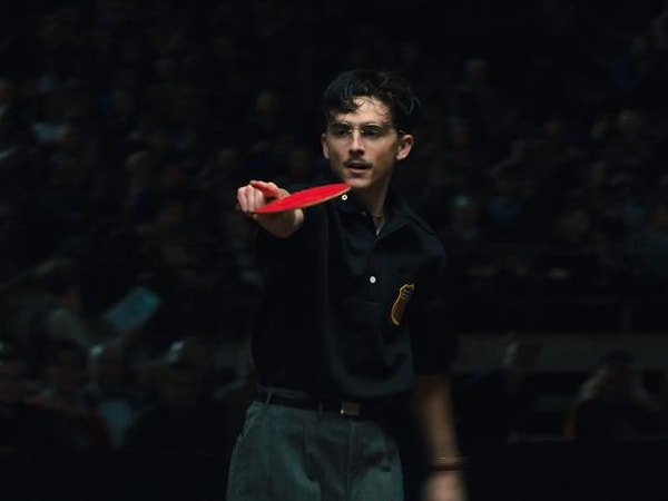 Filmde yer alan çarpıcı bir sahnede Marty, itaat etmesi gereken sert bir sınavdan geçiyor.