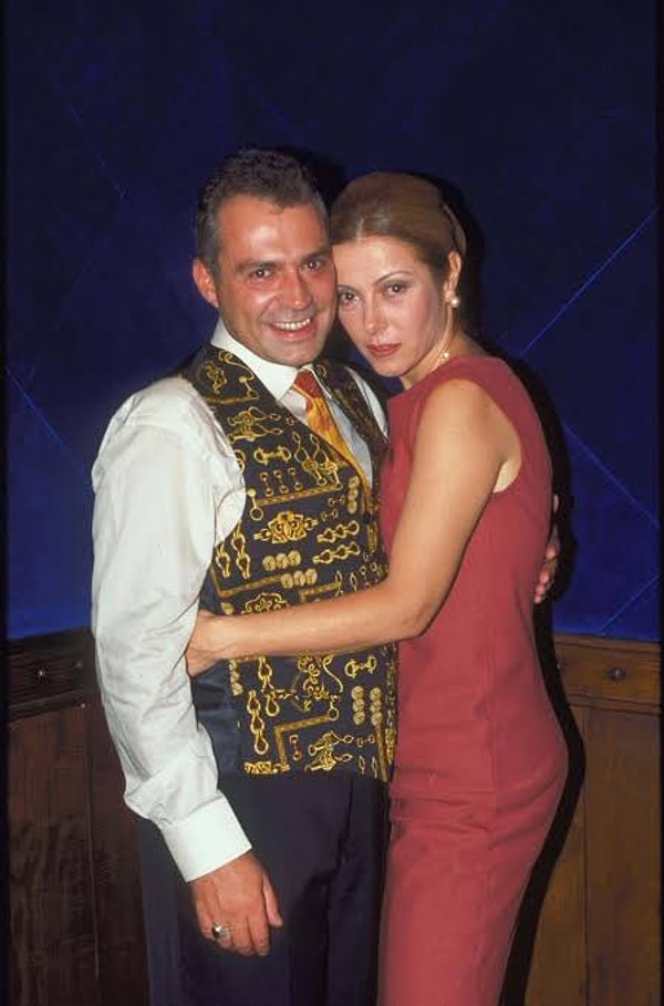 Bundan yıllar yıllar önce magazin manşetlerinden hiç düşmeyen kaliteli ve efsane bir aşk yaşanmıştı, belki hatırlarsınız.