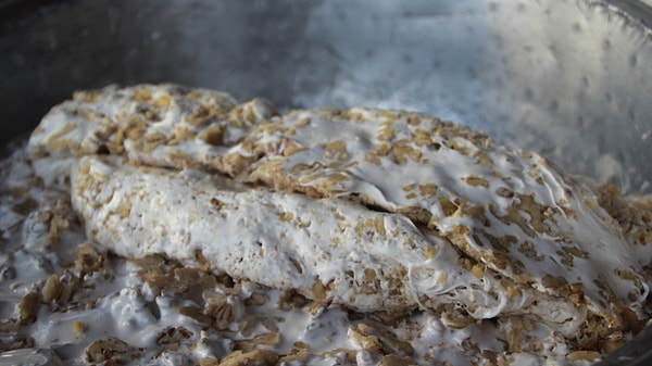 Ordu’nun Perşembe ilçesine özgü cevizli helva, az malzemeyle hazırlanmasına rağmen zahmetli yapımı ve kış aylarında vücudu sıcak tuttuğuna inanılan etkisiyle dikkat çekiyor.