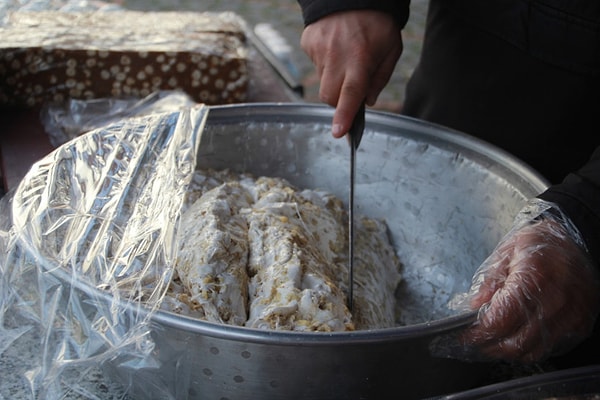 Perşembe cevizli helvası, özellikle Ordulular için sadece bir tatlı değil, kış aylarının değişmez alışkanlıklarından biri.