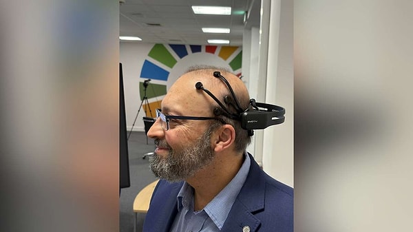 Araştırma ekibi, binlerce saatlik beyin ve kalp kaydını yapay zeka algoritmasıyla analiz ederek cihazı “hayali bir kafa” üzerinde eğitti.