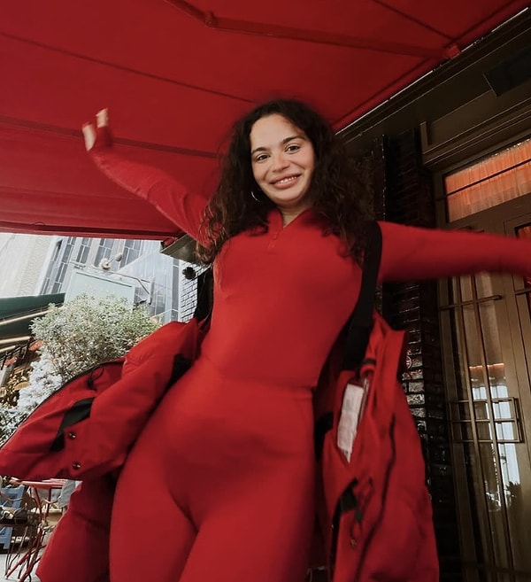 Renowned actress Aslı Bekiroğlu is battling health issues due to an unfortunate mistake made by a doctor during what was supposed to be a simple fibroid surgery.