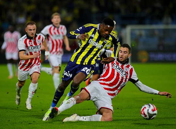 Fenerbahçe, Süper Kupa yarı final mücadelesinde Samsunspor engelini rahat geçti.