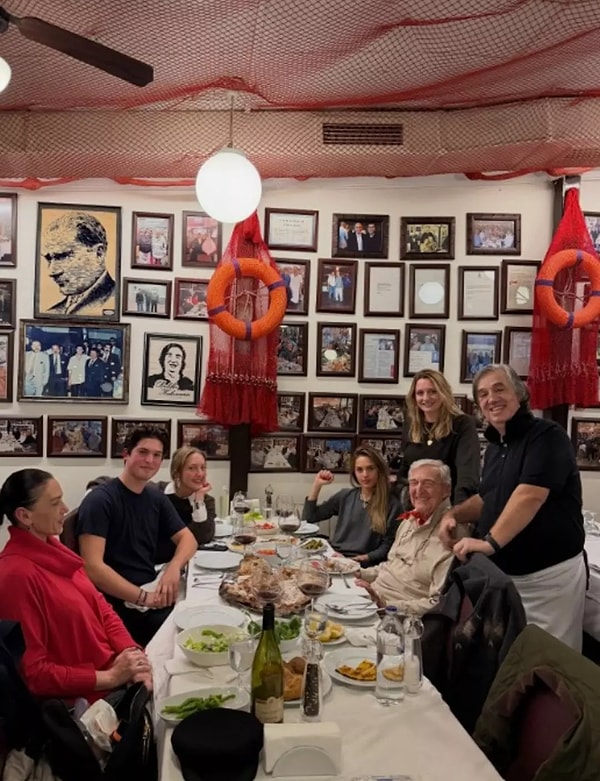 Geçtiğimiz aylarda Murat Ülker ile akşam yemeğinde görüntülenen Rahmi Koç'un önündeki saklama kabı detayı dikkat çekmiş, kullanıcılara büyük goygoy çıkarmıştı.