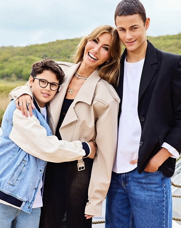 Magazin dünyasının sevilen simalarından Çağla Şıkel, özel hayatı ve özellikle oğullarıyla ilişkisiyle sık sık gündeme geliyor.