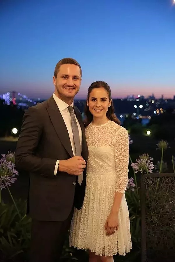 2019 yılında evlenen Revna Sarıgül ile Ömer Sarıgül çiftinin evlilikleri son dönemde çekişmeli boşanma davasıyla magazin gündeminde yer alıyor.