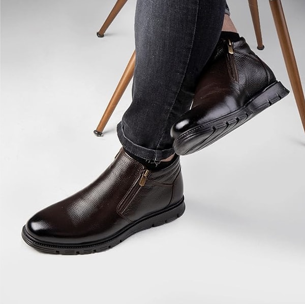 Soğuk günlerde konforu zirveye taşıyan, içi kürklü yapısıyla sıcacık tutan bir model.