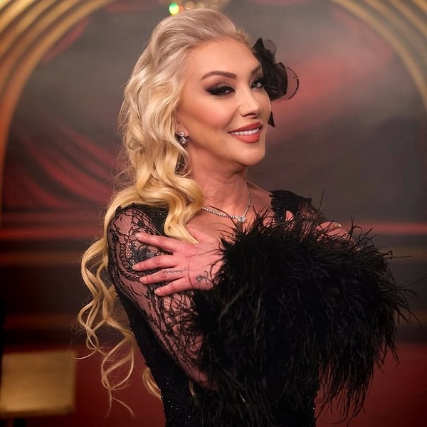 Sanatçı Güllü, 26 Eylül 2025’te Yalova’daki evinin terasından düşerek hayatını kaybetmiş, kızı Tuğyan ise soruşturma kapsamında tutuklanarak cezaevine gönderilmişti.