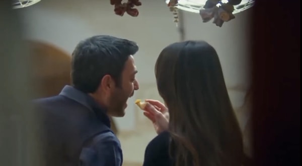 Reyting rekortmeni Uzak Şehir'in yeni bölümü çekim hatası nedeniyle gündem oldu.