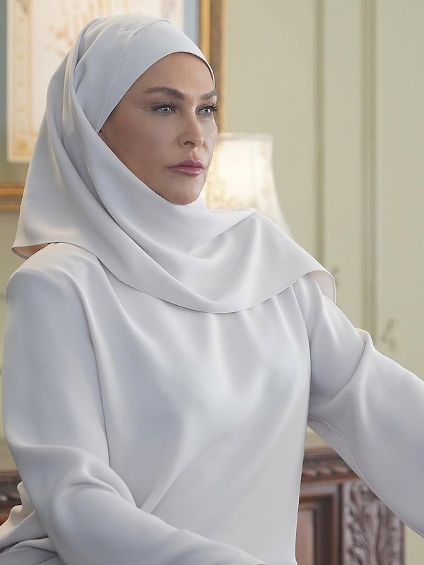 ATV’de yayınlanacak olan "Aynı Yağmurun Altında" dizisinde Fazilet Hanım rolünü oynayacak Hülya Avşar, karakteri için tesettüre girmişti.